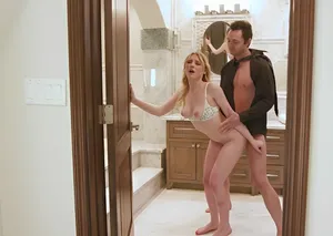 Ông xã lo làm việc không hay biết vợ yêu bị bố phang xuất tinh ngập bím