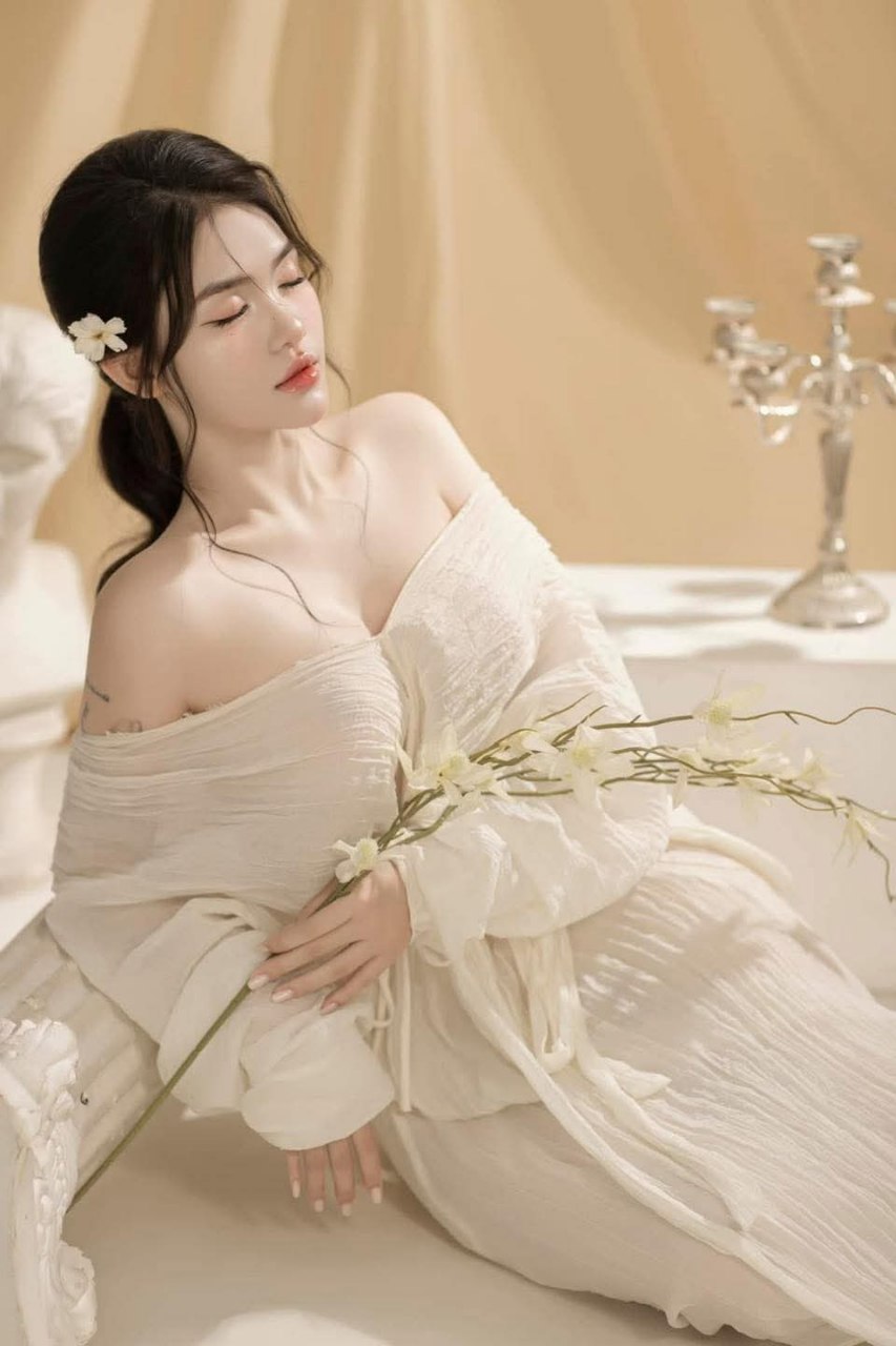 Nữ thần đứng đầu có thân hình rất đẹp và khuôn mặt rất đẹp. Người nổi tiếng trên Internet Kim Sun-a là một giáo viên gợi cảm trở thành một cái bồn tiểu bằng thịt. Cô ấy mặc một chiếc váy rất ngắn và quan hệ bằng âm hộ. Sự cám dỗ đồng đều thật tuyệt vời.